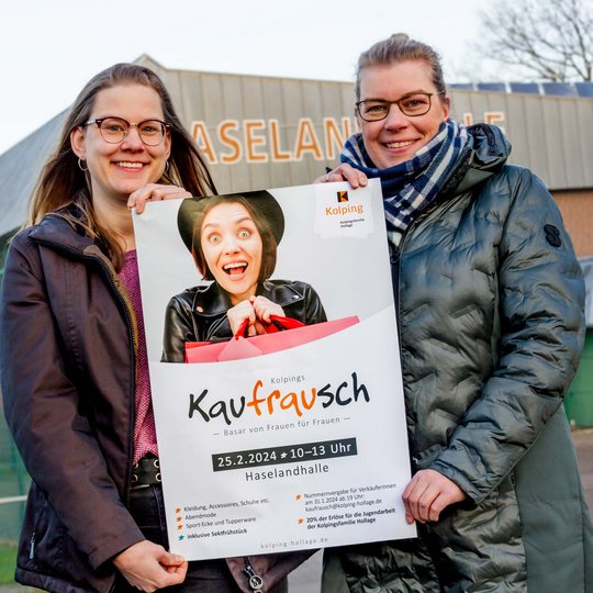 Janina Bode und Martina Unland organisieren „Kolpings Kaufrausch“. Janina Bode und Martina Unland mit dem Plakat zu „Kolpings Kaufrausch“ vor der Haselandhall.
