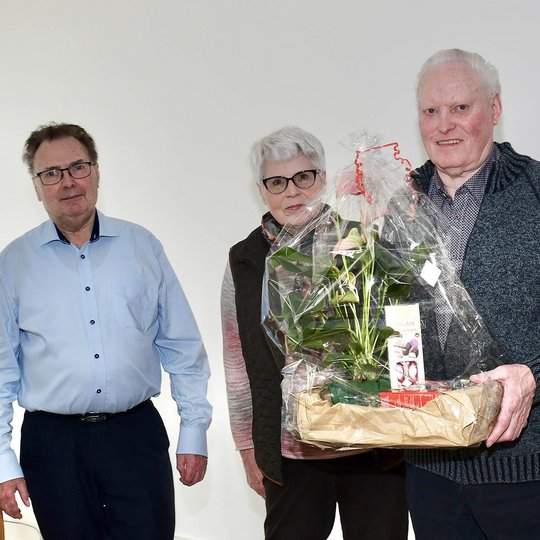 Josef Thöle dankt Gisela Placke und Johannes Holtmeyer für ihr Engagement im Helferteam. Josef Thöle überreicht Gisela Placke und Johannes Holtmeyer ein Präsent.