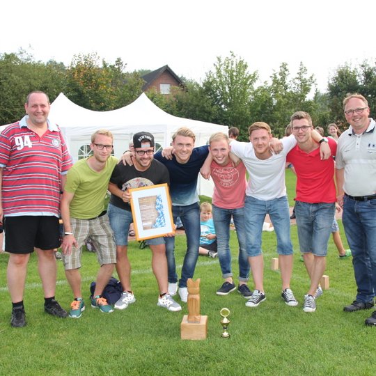Ansgar Speer (links) und Heiner Placke (rechts) mit den Jungs vom Bingo-Club und ihrem Hauptgewinn. Ansgar Speer (links) und Heiner Placke (rechts) mit den Jungs vom Bingo-Club und ihrem Hauptgewinn.