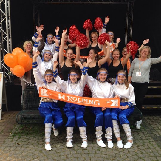 Die beiden KKC-Tanzgruppen mit Trainerin Silke Hampel (rechts) vor der Kolpingtagsbühne in der Kölner Innenstadt. Die beiden KKC-Tanzgruppen mit Trainerin Silke Hampel (rechts) vor der Kolpingtagsbühne in der Kölner Innenstadt.