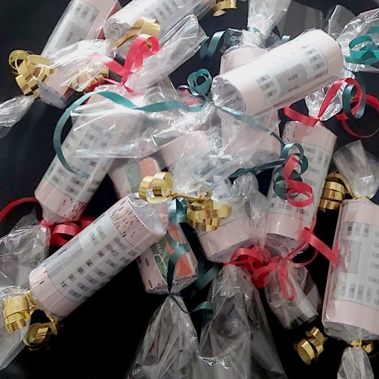 Die Eintrittskarten für die Nachmittags-Gala sind auch als verpacktes Präsent erhältlich. Verpackte Eintrittskarten für die Nachmittags-Gala