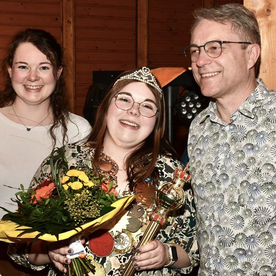 Freut sich über ihre Wahl: Prinzessin Christin I. (Placke) mit ihrer Zofe Annika (Speer) und ihrem Ritter Albin (Sonneck). Prinzessin Christin I. (Placke) mit ihrer Zofe Annika (Speer) und ihrem Ritter Albin (Sonneck).