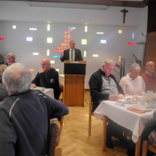 Pastor Friedemann Keller referiert vor 60 Gästen der Kolpingsfamilie Hollage. Pastor Friedemann Keller referiert vor 60 Gästen der Kolpingsfamilie Hollage.