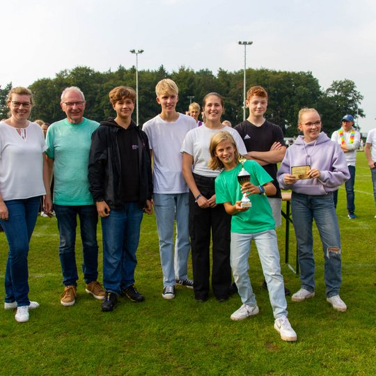 Die Gewinner des Kinderturnier, das Team „Die Hartmanns“ mit Martina Unland und Christian Speer vom Leitungsteam der Kolpingsfamilie Hollage. Die Gewinner des Kinderturnier, das Team „Die Hartmanns“ mit Martina Unland und Christian Speer vom Leitungsteam der Kolpingsfamilie Hollage.