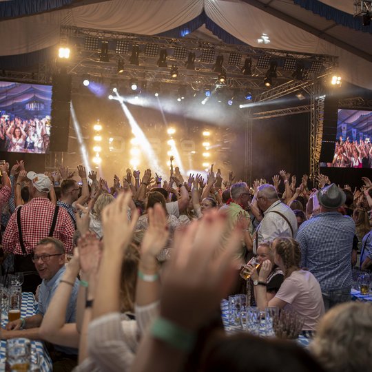 Beste Stimmung im Festzelt. Blick ins Festzelt und auf die Bühne.