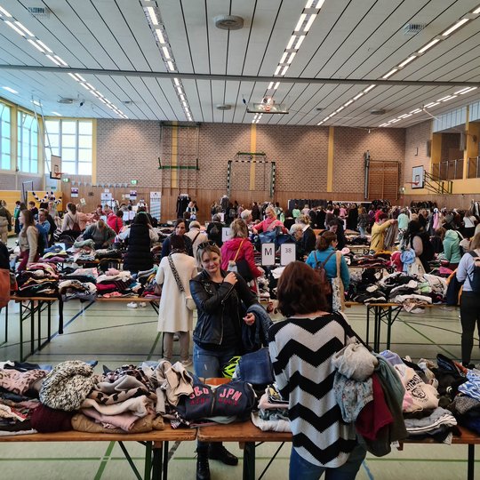Zahlreiche Frauen nutzen die Gelegenheit, sich bei „Kolpings Kaufrausch“ auf nachhaltige Weise neu einzukleiden. Blick in Haselandhalle während des Basars.