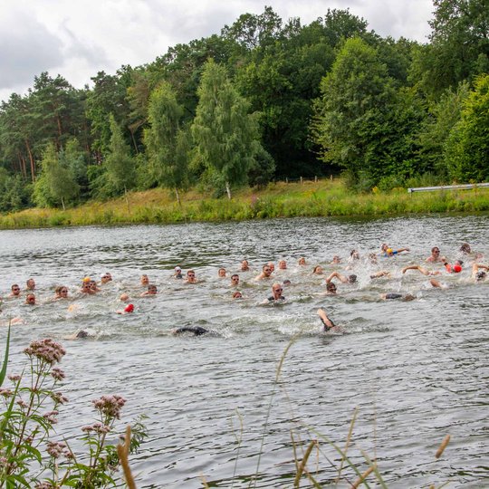 Kanal-Cup in Hollage. Schwimmer im Stichkanal in Hollage.