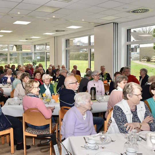 Volles Haus beim 60plus-Frühstück der Kolpingsfamilie Hollage. Blick in den voll besetzten Philipp-Neri-Saal.