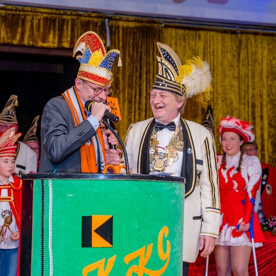 Bürgermeister Otto Steinkamp überreicht Prinz Stefan II. den symbolischen Rathausschlüssel. Bürgermeister Otto Steinkamp überreicht Prinz Stefan II. den symbolischen Rathausschlüssel.