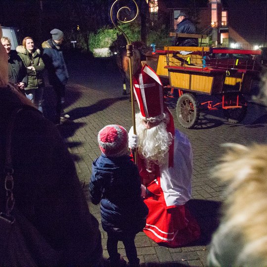 Auf Augenhöhe mit den Kindern: St. Nikolaus zu Gast bei der Kolpingsfamilie Hollage. Auf Augenhöhe mit den Kindern: St. Nikolaus zu Gast bei der Kolpingsfamilie Hollage.