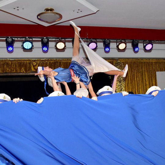 Die Showtanzgruppen des KKC unterhalten mit schwungvollen Darbietungen und kreativen Choreographien. Die Showtanzgruppen des KKC unterhalten mit schwungvollen Darbietungen und kreativen Choreographien.