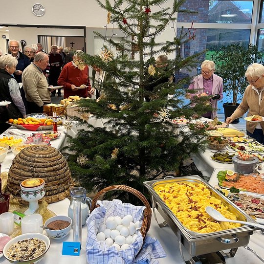 Die Gäste bedienen sich am reichhaltigen Frühstücksbüfett der Kolpingsfamilie Hollage. Die Gäste bedienen sich am reichhaltigen Frühstücksbüfett der Kolpingsfamilie Hollage.