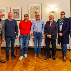Christian Speer (links) und Martina Unland (2. von rechts) mit den anwesenden Jubilaren sowie Referent Rüdiger Mittmann (rechts).