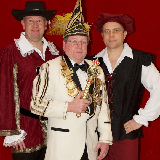 Regieren die Hollager Narren in der kommenden Session (von links): Ritter Burkhard (Böwer), Prinz Werner I. (Lührmann) und Bauer Albin (Sonneck).