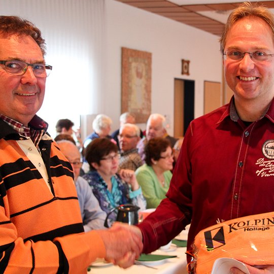 60plus-Leiter Josef Thöle (links) dankte Florian Hollatz für seinen Vortrag und überreichte im Namen der Kolpingsfamilie Hollage ein kleines Präsent. 60plus-Leiter Josef Thöle (links) dankte Florian Hollatz für seinen Vortrag und überreichte im Namen der Kolpingsfamilie Hollage ein kleines Präsent.