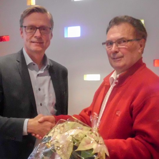 Josef Thöle (rechts) bedankt sich seitens der Kolpingsfamilie Hollage bei Bürgermeister Otto Steinkamp für die Teilnahme am 60plus-Frühstück, das dieser mit „5 Sterne aufwärts“ bewertete. Josef Thöle (rechts) bedankt sich seitens der Kolpingsfamilie Hollage bei Bürgermeister Otto Steinkamp für die Teilnahme am 60plus-Frühstück, das dieser mit „5 Sterne aufwärts“ bewertete.