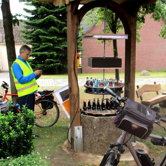 Hier macht man gerne Pause: Dorfplatz in Bieste mit einem Brunnen voll mit kühlen Getränken. Hier macht man gerne Pause: Dorfplatz in Bieste mit einem Brunnen voll mit kühlen Getränken.