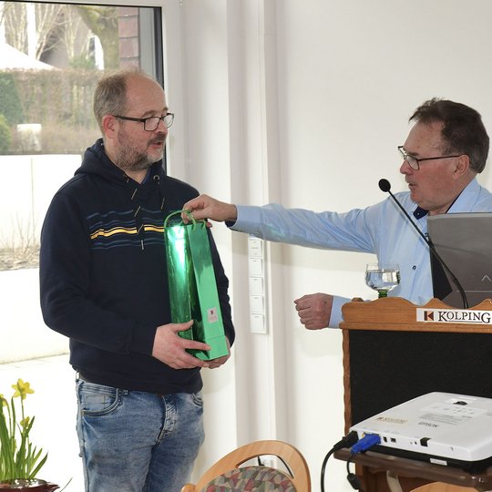 Josef Thöle dankt Mathias Owerrin für seinen Vortrag. Josef Thöle überreicht Mathias Owerrin ein Präsent.