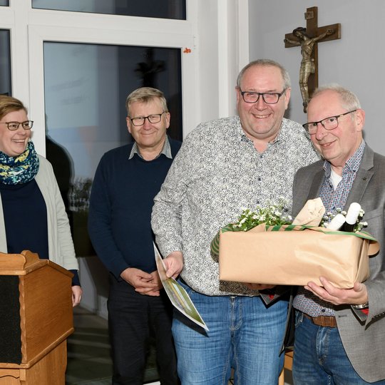 Martina Unland (links) und Christian Speer (rechts) danken Thomas Schwegmann (2. von links) und Ansgar Speer für ihr Engagement. Martina Unland und Christian Speer danken Thomas Schwegmann und Ansgar Speer für ihr Engagement.