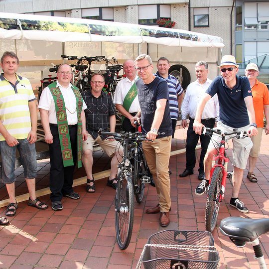 Zur Präsentation des Fahrradtransporters kamen neben dem Bauteam – Markus Albers (5. von rechts), Hubert Wächter (2. von rechts) und Franz Tepe (rechts) – unter anderem Pfarrer Dietmar Schöneich (3. von links) und Bürgermeister Otto Steinkamp (6. Zur Präsentation des Fahrradtransporters kamen neben dem Bauteam – Markus Albers (5. von rechts), Hubert Wächter (2. von rechts) und Franz Tepe (rechts) – unter anderem Pfarrer Dietmar Schöneich (3. von links) und Bürgermeister Otto Steinkamp (6. von links).