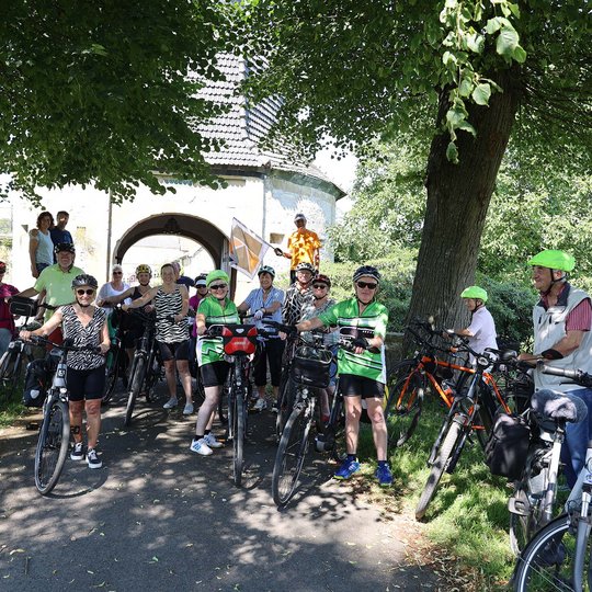 Die Gruppe bei einem Zwischenstopp am Schloss Gesmold. Die Gruppe bei einem Zwischenstopp am Schloss Gesmold.
