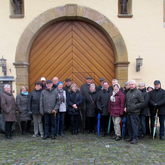Die Hollager Wandergruppe mit Aloys Herkenhoff (links) vor der Klosterpforte in Kloster Oesede.