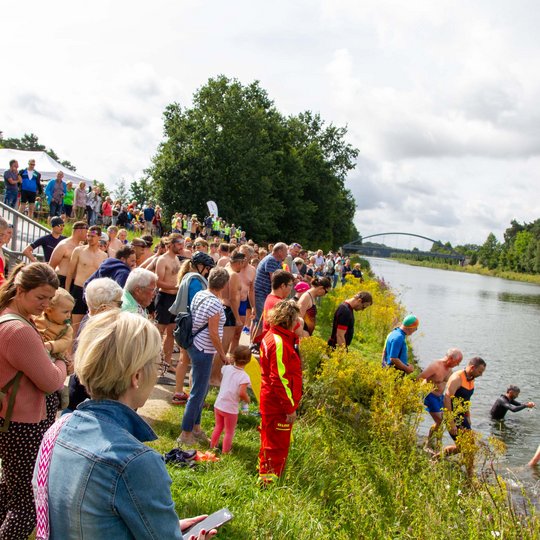 Zahlreiche Teilnehmende und Gäste beim Hollager Kanal-Cup 2024. Zahlreiche Teilnehmende und Gäste beim Hollager Kanal-Cup 2024.