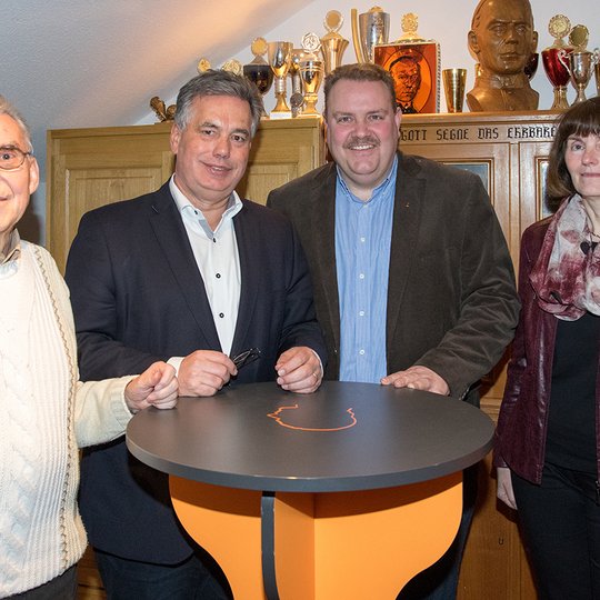 „Spielanalyse in der Halbzeitpause“: Bernhard Kaiser, Clemens Lammerskitten, Markus Kleinkauertz und Rita Kampsen (von links). „Spielanalyse in der Halbzeitpause“: Bernhard Kaiser, Clemens Lammerskitten, Markus Kleinkauertz und Rita Kampsen (von links).