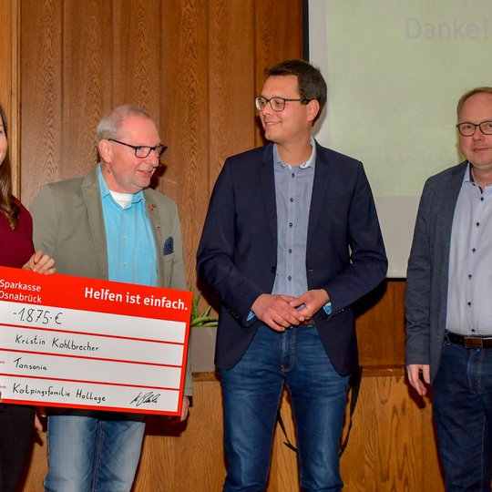 Heiner Placke, Julian Schwegmann und Christian Speer überreichen Kristin Kohlbrecher (von rechts) einen symbolischen Spendenscheck über 1.875 Euro. Heiner Placke, Julian Schwegmann und Christian Speer überreichen Kristin Kohlbrecher (von rechts) einen symbolischen Spendenscheck über 1.875 Euro.