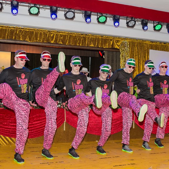 Die Hupfdolls sorgen für Stimmung. Wer von der neu zusammengestellten Truppe Erfahrung mitbringt und wer noch ein paar Trainingseinheiten benötigen kann, lässt sich phasenweise erahnen. Die Hupfdolls sorgen für Stimmung. Wer von der neu zusammengestellten Truppe Erfahrung mitbringt und wer noch ein paar Trainingseinheiten benötigen kann, lässt sich phasenweise erahnen.