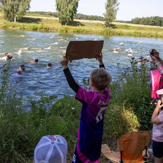 Vom Ufer aus feuern die Fans die Schwimmerinnen und Schwimmer an. Vom Ufer aus feuern die Fans die Schwimmerinnen und Schwimmer an.