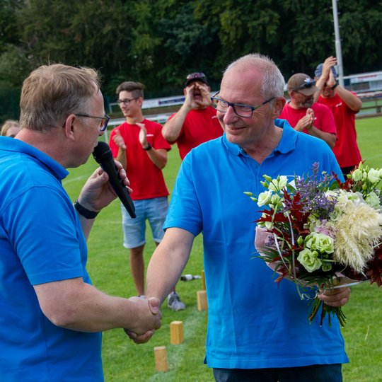 Heiner Placke verabschiedet Christian Speer als verantwortlichen Turnierorganisator.