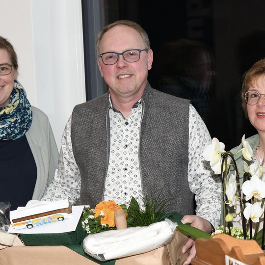 Martina Unland (links) überreicht ein Präsent an Heiner und Silke Placke. Martina Unland überreicht ein Präsent an Heiner und Silke Placke.