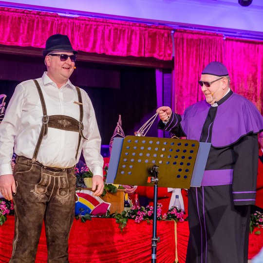 Schwickel und Schwager als Oktoberfest-Stammgast und Bischof von Osnabrück. Schwickel und Schwager als Oktoberfest-Stammgast und Bischof von Osnabrück.
