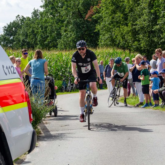 Zweite Disziplin: 20 Kilometer Radfahren. Teilnehmende auf dem Rad.