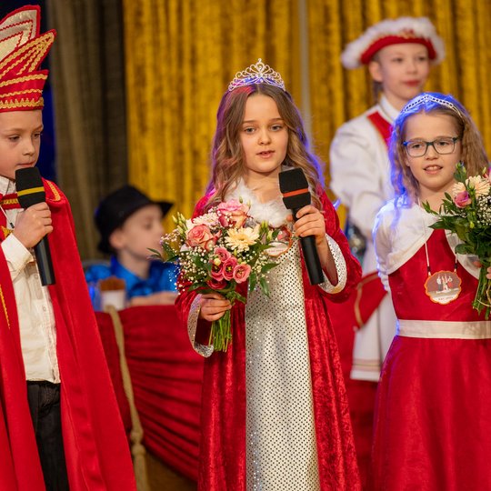 Prinz Tim I. und Prinzessin Merle I. (Tim Schaber und Merle Rotert) eröffnen den Kinderkarneval. Prinz Tim I. und Prinzessin Merle I. auf der Bühne im Saal Barlag.