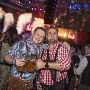 Ein Prosit auf ein gelungenes Hollager Oktoberfest.