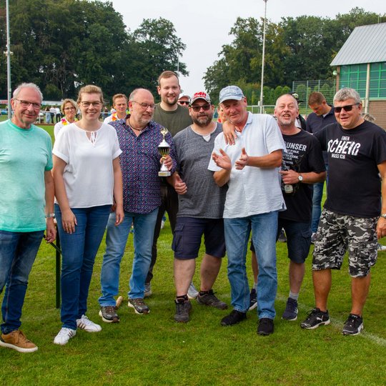 Das „A-Team“ als Gewinner der Trostrunde mit Martina Unland und Christian Speer vom Leitungsteam der Kolpingsfamilie Hollage. Das „A-Team“ als Gewinner der Trostrunde mit Martina Unland und Christian Speer vom Leitungsteam der Kolpingsfamilie Hollage.