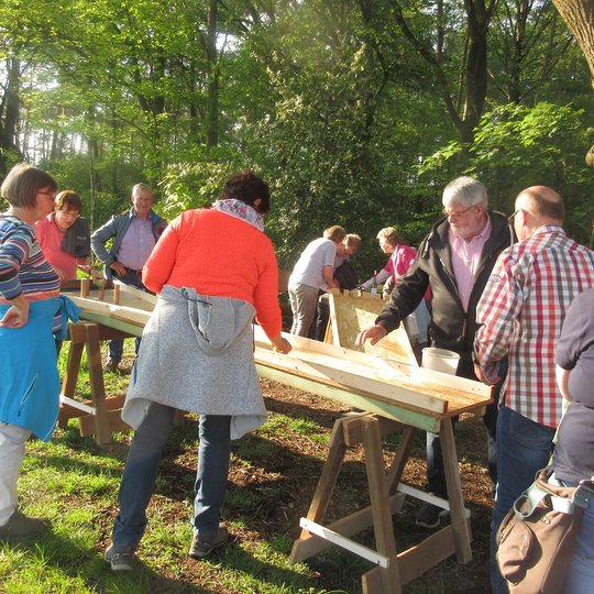 Ein Spaßturnier an „Tackis Eck“ sorgt unterwegs für willkommene Abwechslung. Teilnehmende des Maigangs bei der Pause an Tackis Eck.