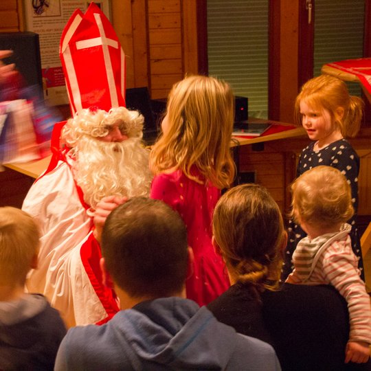 St. Nikolaus verteilt seine Geschenke an alle braven Kinder der Kolpingsfamilie Hollage. St. Nikolaus verteilt seine Geschenke an alle braven Kinder der Kolpingsfamilie Hollage.