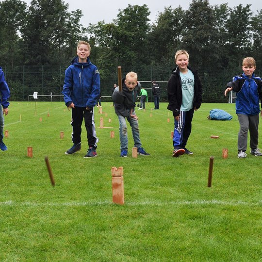 Sofern sich für diese jungen Herren genügend Herausforderer finden, wird es im Rahmen des Kolping-Kubb-Turniers erstmals ein separates Kinderturnier geben. Foto: Jessica von den Benken