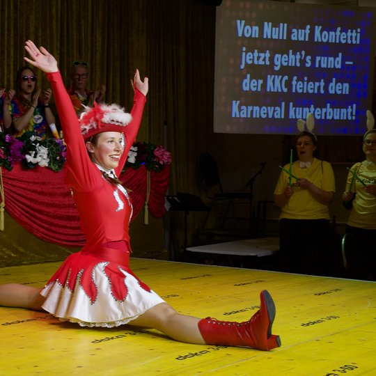 Finale ihres letzten Auftritts auf der KKC-Bühne: Funkenmariechen Maja Torbecke. Funkenmariechen Maja Torbecke im Spagat auf der Bühne.