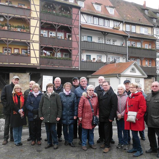 Ein Teil der Gruppe am Geraufer in Erfurt vor der mit Häusern überbauten Krämerbrücke. Ein Teil der Gruppe am Geraufer in Erfurt vor der mit Häusern überbauten Krämerbrücke.
