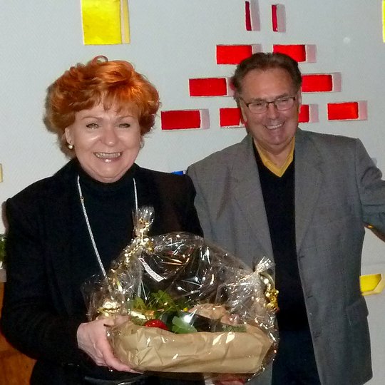 Barbara Havliza referierte beim 60plus-Frühstück in Hollage. Josef Thöle dankt ihr seitens der Kolpingsfamilie Hollage mit einem Präsent.