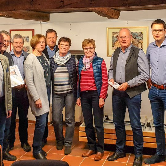 Einige Mitglieder des geehrten Familienkreises mit den stellvertretenden Vorsitzenden Christian Speer (links) und Julian Schwegmann (rechts). Einige Mitglieder des geehrten Familienkreises mit den stellvertretenden Vorsitzenden Christian Speer (links) und Julian Schwegmann (rechts).