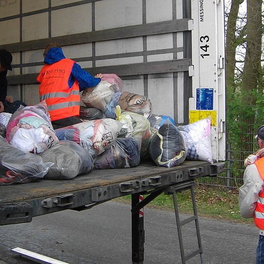 Verladen der gesammelten Altkleider.