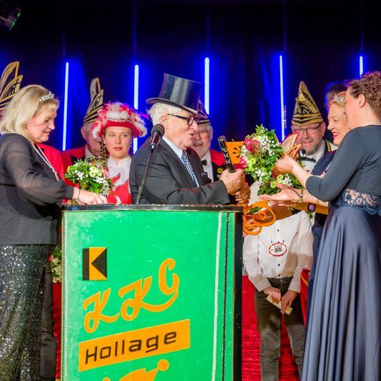 Stellvertretender Bürgermeister Alfred Lindner überreicht dem KKC-Viergestirn den Rathausschlüssel. Stellvertretender Bürgermeister Alfred Lindner überreicht dem KKC-Viergestirn den Rathausschlüssel.