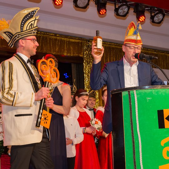 Bürgermeister Otto Steinkamp überreicht Prinz Thomas I. neben dem Rathausschlüssel auch eine Flasche „851“. Bürgermeister Otto Steinkamp überreicht Prinz Thomas I. neben dem Rathausschlüssel auch eine Flasche „851“.