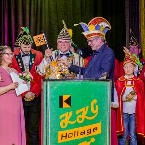 Prinzessin Marika I. und Prinz Albin I. nehmen den Rathausschlüssel von Bürgermeister Otto Steinkamp entgegen.