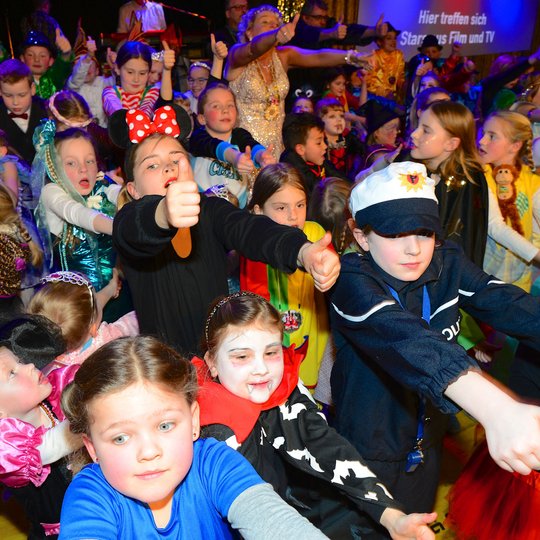 Die kleinen Närrinnen und Narren rocken den Saal.